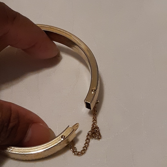 Vintage Clamp Bracelet With Safety Chain Lock, Gold Tone Megerments are in photo - Picture 6 of 9